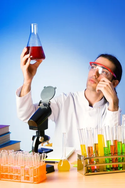 Kemist i labbet experimenterar med lösningar — Stockfoto