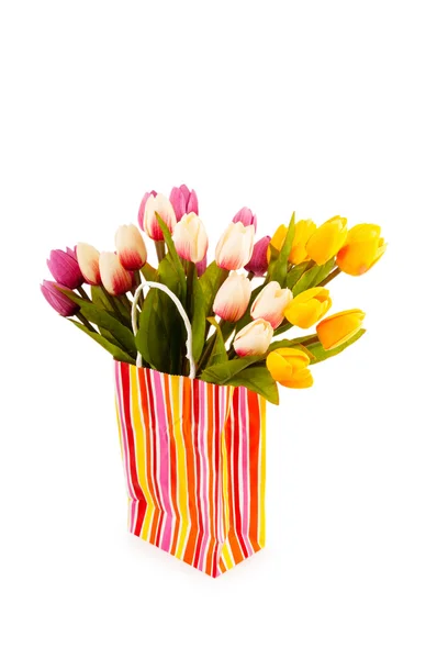 Tulipany w torbie na białym tle — Zdjęcie stockowe
