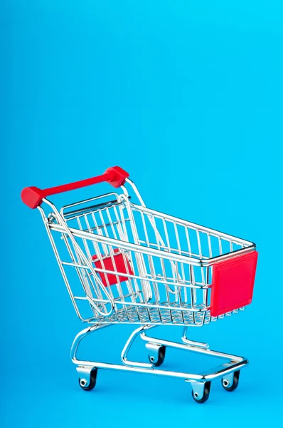 Carrinho de compras em segundo plano — Fotografia de Stock