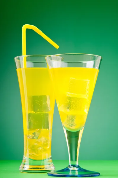 Cóctel colorido en vasos con hielo — Foto de Stock