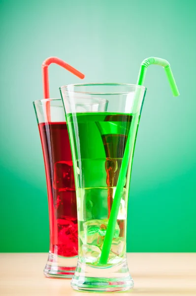 Färgstark cocktail i glas — Stockfoto