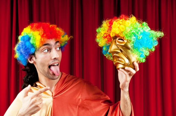 Actor con maks en un concepto de teatro divertido — Foto de Stock