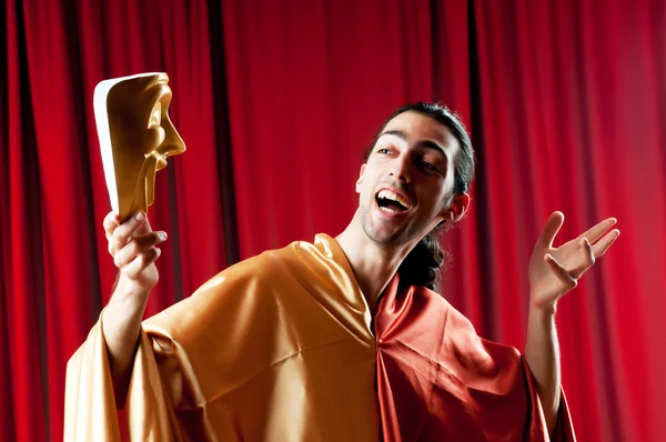 Ator com máscaras em um conceito de teatro engraçado — Fotografia de Stock