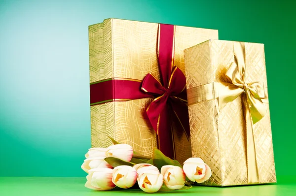 축 하 개념-선물 상자와 튤립 꽃 — 스톡 사진
