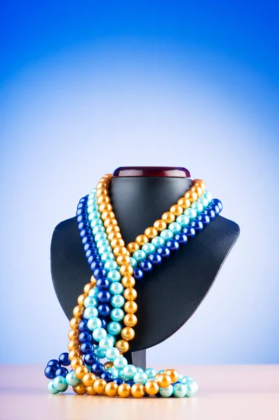 Perlový náhrdelník proti barevných přechodů — Stock fotografie
