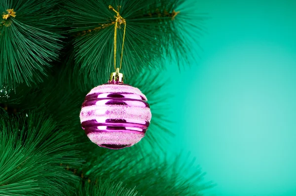 Świąteczne dekoracje na drzewie - koncepcja wakacje — Zdjęcie stockowe