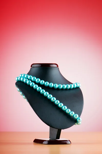 Стенд с ожерельем в концепции моды — стоковое фото