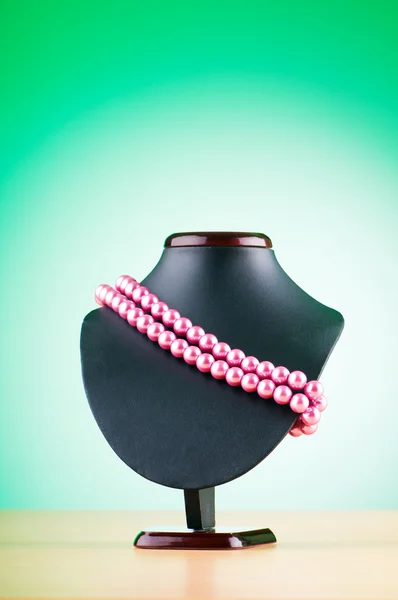 Stoisko z naszyjnik w koncepcja moda — Zdjęcie stockowe