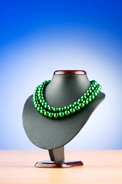 Стенд с ожерельем в концепции моды — стоковое фото