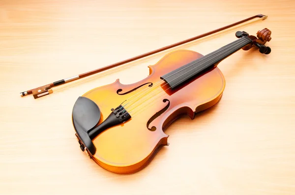 Violino isolado no branco — Fotografia de Stock