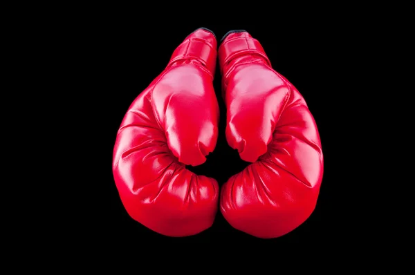黒に分離された赤いボクシング用グローブ — ストック写真