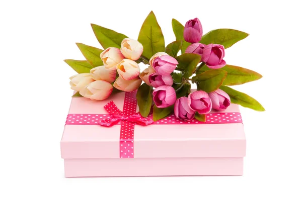 Kwiaty i pudełko odizolowane na białym — Zdjęcie stockowe