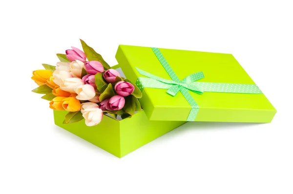 Цветы и подарочные коробки изолированы на белом — стоковое фото