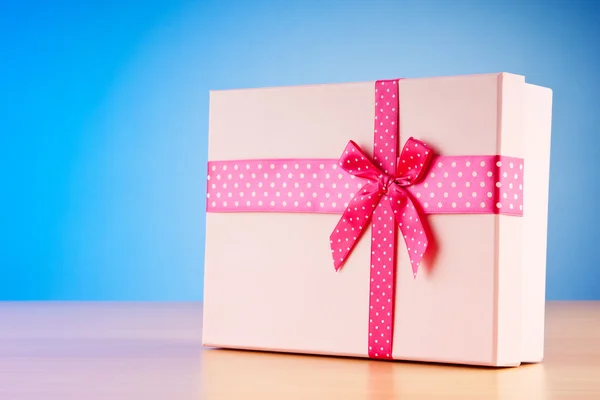 Geschenkboxen auf dem Hintergrund — Stockfoto