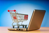 Internet online nakupování koncept s počítačem a košík