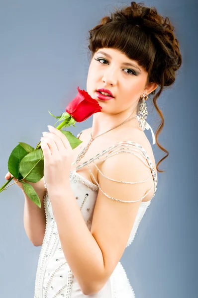 Hermosa novia con rosa en el estudio de rodaje —  Fotos de Stock