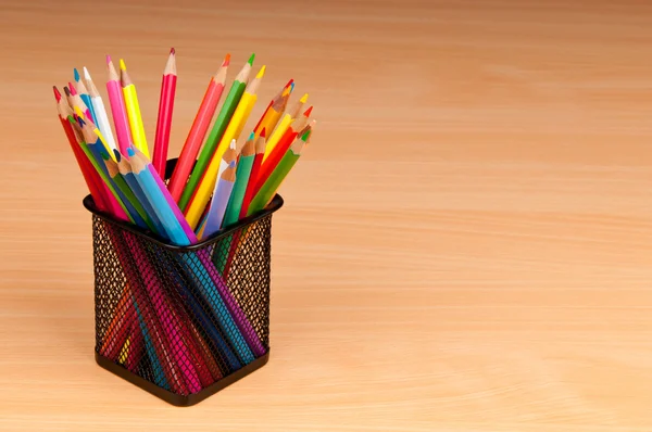 Crayons de couleur sur le fond — Photo