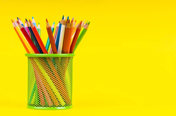 Вернуться к школьной концепции с цветными карандашами — стоковое фото