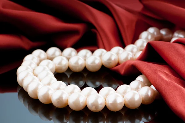 Perlenkette auf Satin Hintergrund — Stockfoto