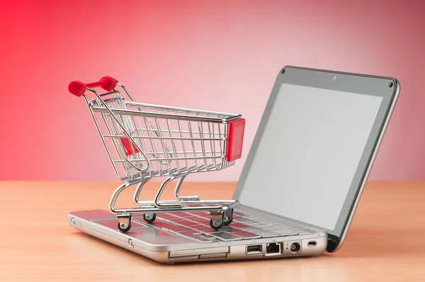 Internet concepto de compras en línea con ordenador y carrito — Foto de Stock