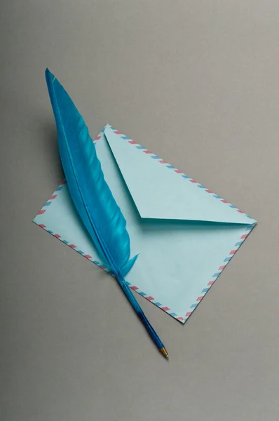 List i feathe na białym tle — Zdjęcie stockowe