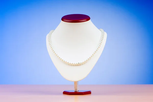 Концепция моды с ожерельем — стоковое фото