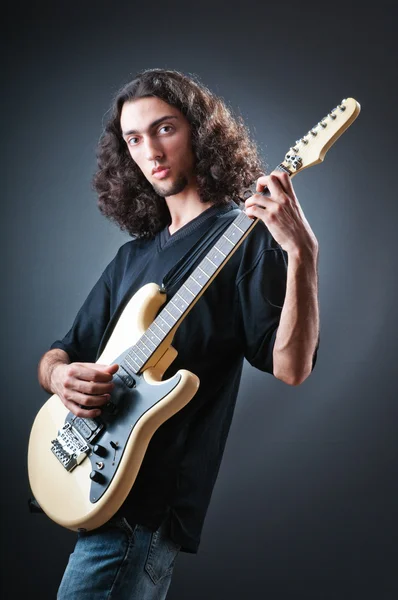 Gitarrist vor dunklem Hintergrund — Stockfoto