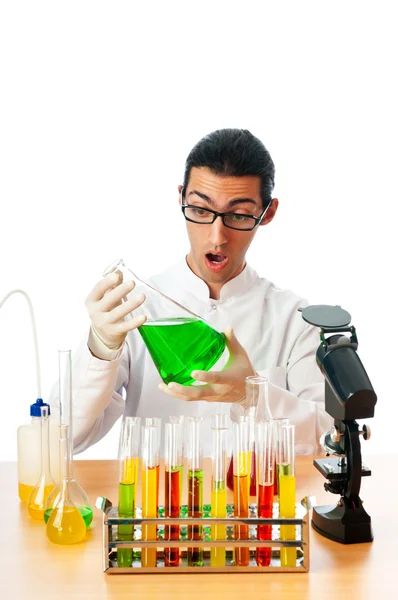 Laboratuvarda çözümler üzerinde deneyler yapan bir kimyager. — Stok fotoğraf