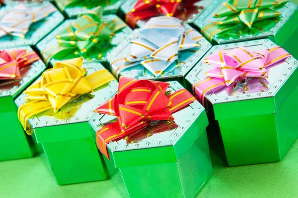 Veel kleurrijke geschenkdozen — Stockfoto