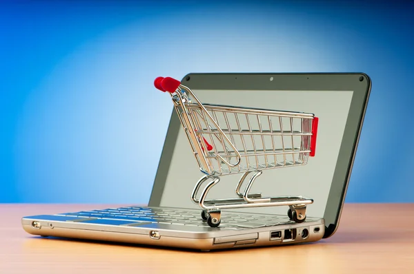 Концепция интернет-покупок с компьютером и корзиной Лицензионные Стоковые Фото