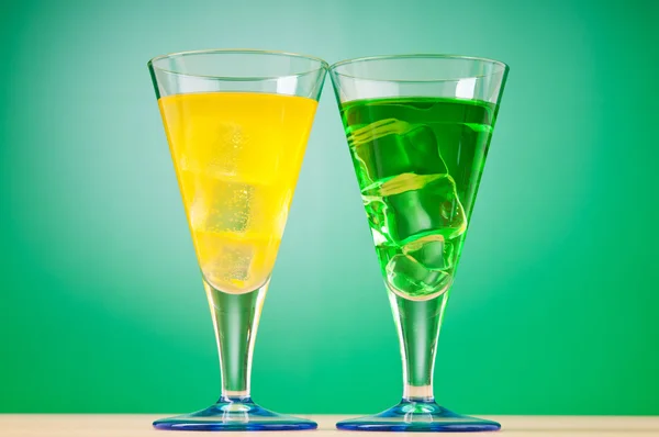 Bunter Cocktail in Gläsern — Stockfoto
