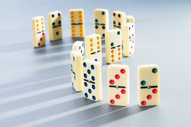 domino etkisi ile birçok parçalar