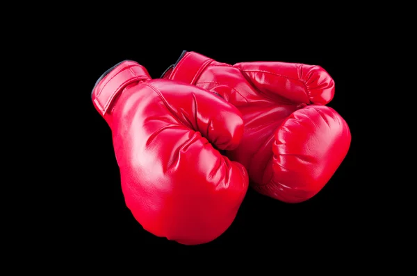 Rote Boxhandschuhe isoliert auf schwarz — Stockfoto