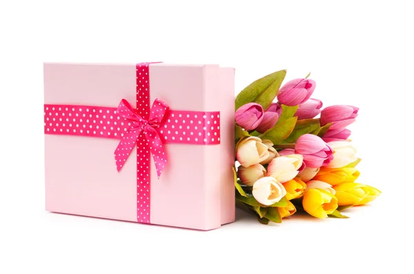 Blommor och presentförpackning isolerad på vitt — Stockfoto