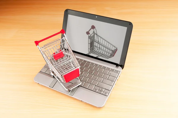 互联网在线购物概念与计算机和购物车 — 图库照片