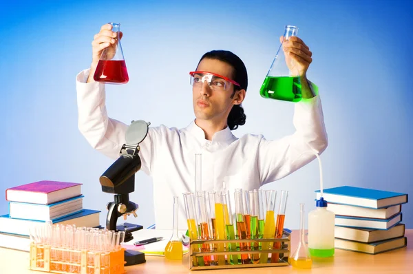 Χημικός στο εργαστήριο πειραματίζεται με λύσεις — Φωτογραφία Αρχείου