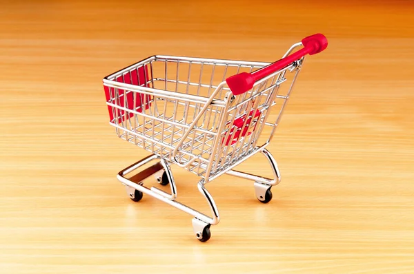Carrinho de compras em segundo plano — Fotografia de Stock