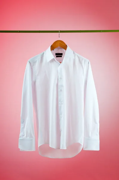 Shirt opknoping op de hanger — Stockfoto