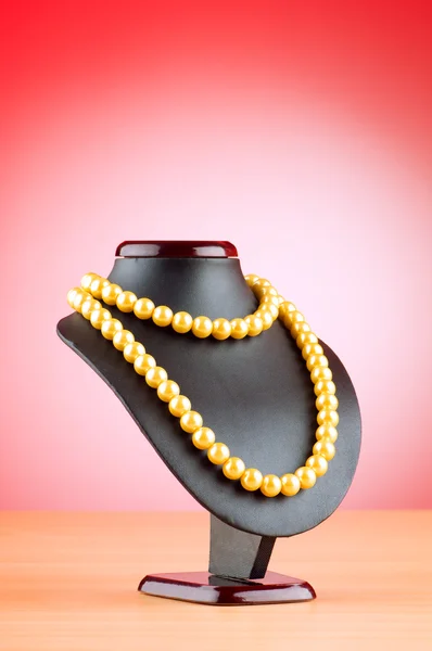 Stoisko z naszyjnik w koncepcja moda — Zdjęcie stockowe