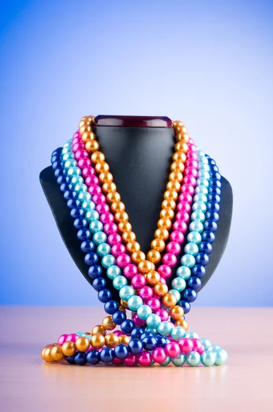 Perlenkette gegen Gradienten-Hintergrund — Stockfoto