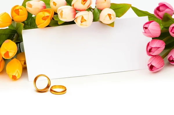 Весільна концепція з трояндами та кільцями — стокове фото