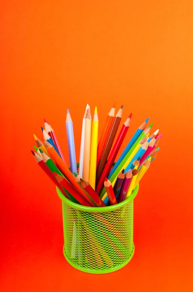 Барвисті олівці на фоні — стокове фото