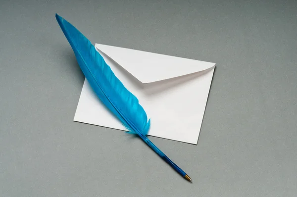Letra y pluma en el fondo — Foto de Stock