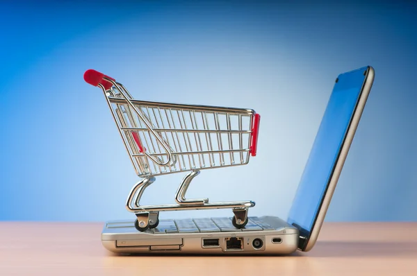 Internet concepto de compras en línea con ordenador y carrito —  Fotos de Stock