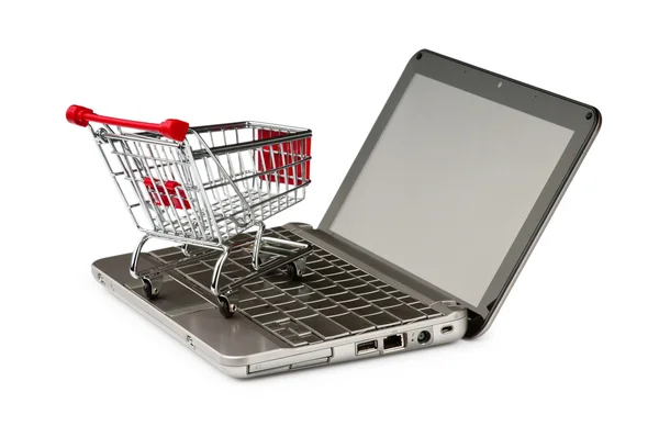 Conceito de compras on-line na Internet com computador e carrinho — Fotografia de Stock