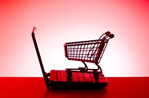 ショッピングカートとラップトップのシルエット — ストック写真