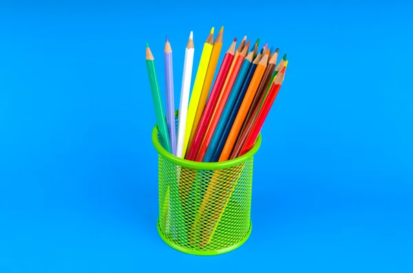 Powrót do koncepcji szkoły z kolorowymi ołówkami — Zdjęcie stockowe