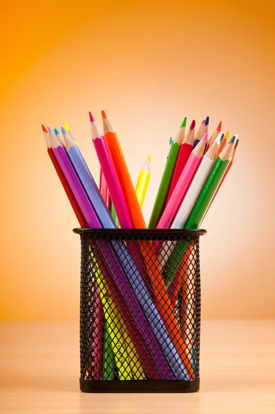 Arka plan üzerinde renkli kalemler — Stok fotoğraf