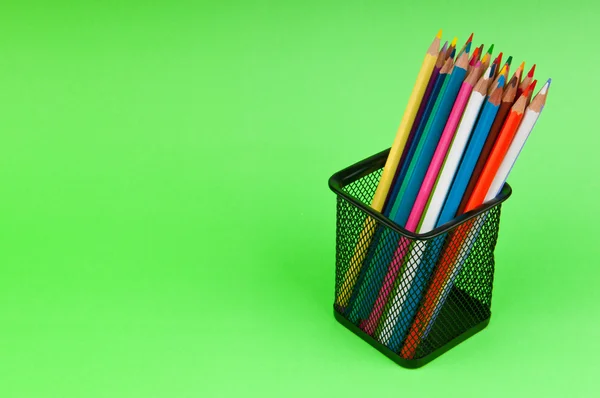 Барвисті олівці на фоні — стокове фото