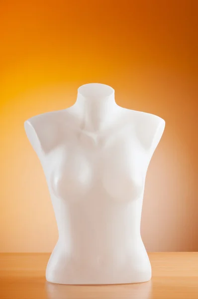 Manequins de roupas contra fundo gradiente — Fotografia de Stock